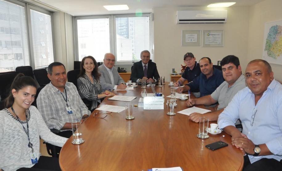 Doutor Ulysses contrata financiamento para pavimentação e conservação de estradas.