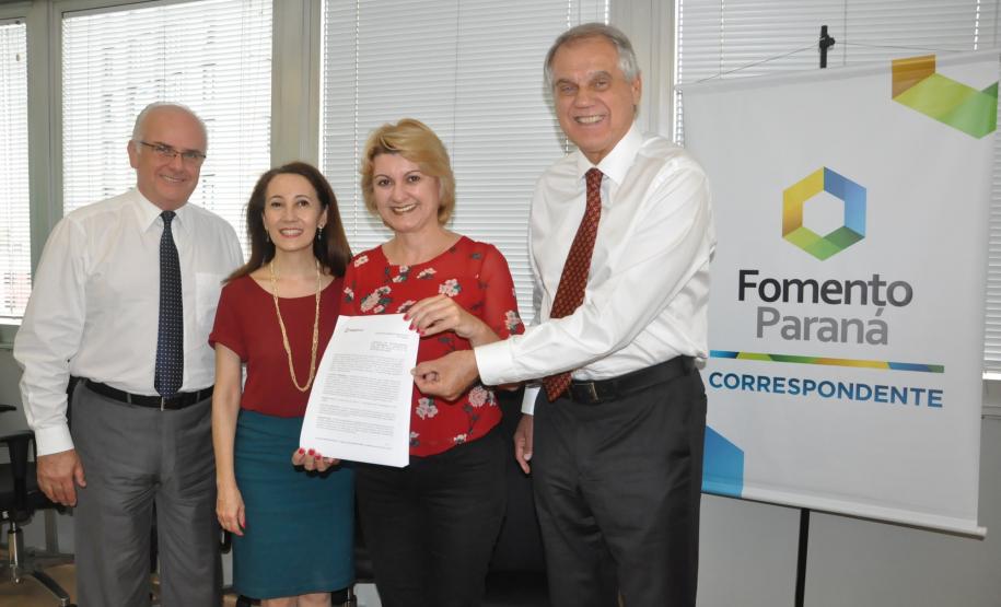 A prefeita de Farol, Angela Maria Moreira Kraus, assinou um contrato de financiamento com a instituição financeira do Governo do Estado no valor de R$ 900 mil para pavimentação de ruas da cidade que fica próximo a Campo Mourão.