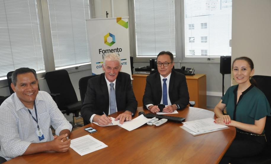 Prefeito de Guaíra, Heraldo Trento, assina contrato de financiamento com a Fomento Paraná.
