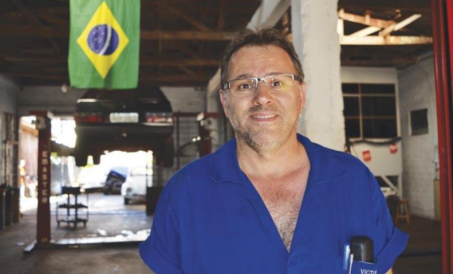 Na imagem, o mecânico Victor Ribeiro, da oficina mecânica e loja de Autopeças Pedro Ribeiro, que investiu os recursos financiados em capital de giro e estoque.