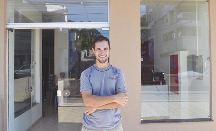 Na imagem, o técnico em eletromecânica e empresário Evandro Hubert Zelner, que pegou um financiamento no final de 2017 para ampliar a microempresa Enerbel, do ramo de automação e energia.