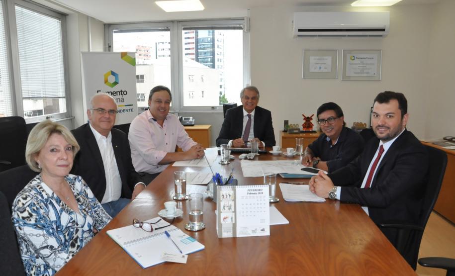 O prefeito de Campina Grande do Sul, Bihl Zanetti, foi recebido pelo presidente da Fomento Paraná, Vilson Ribeiro de Andrade, com uma excelente notícia nesta quarta-feira (17/1). O Ministério das Cidades selecionou dois projetos encaminhados pela Fomento Paraná para pavimentação de vias urbanas do município com recursos do programa Avançar Cidades.