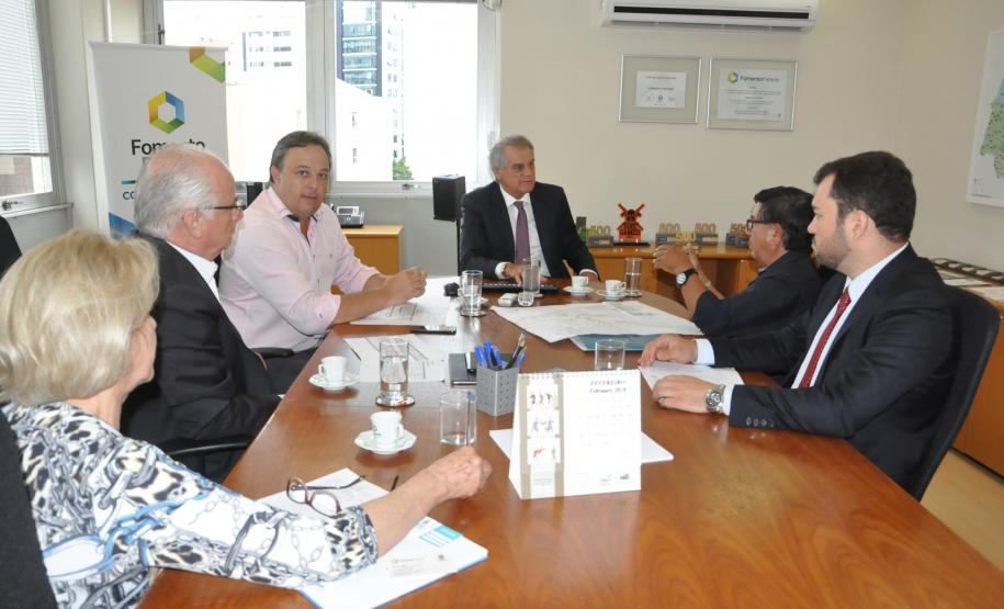 O prefeito de Campina Grande do Sul, Bihl Zanetti, foi recebido pelo presidente da Fomento Paraná, Vilson Ribeiro de Andrade, com uma excelente notícia nesta quarta-feira (17/1). O Ministério das Cidades selecionou dois projetos encaminhados pela Fomento Paraná para pavimentação de vias urbanas do município com recursos do programa Avançar Cidades.