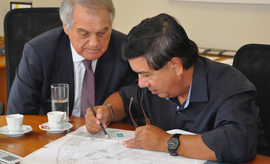 O prefeito de Campina Grande do Sul, Bihl Zanetti, foi recebido pelo presidente da Fomento Paraná, Vilson Ribeiro de Andrade, com uma excelente notícia nesta quarta-feira (17/1). O Ministério das Cidades selecionou dois projetos encaminhados pela Fomento Paraná para pavimentação de vias urbanas do município com recursos do programa Avançar Cidades.