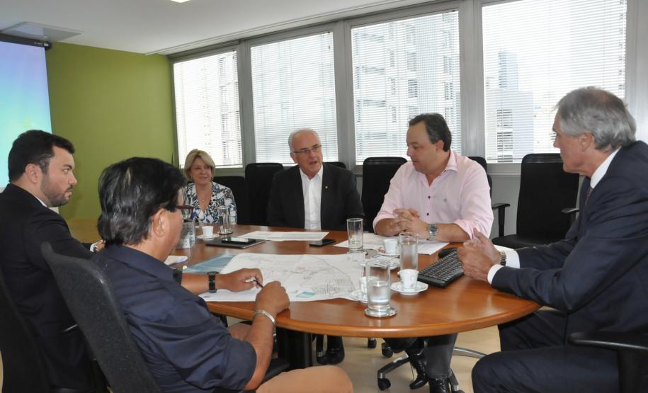 O prefeito de Campina Grande do Sul, Bihl Zanetti, foi recebido pelo presidente da Fomento Paraná, Vilson Ribeiro de Andrade, com uma excelente notícia nesta quarta-feira (17/1). O Ministério das Cidades selecionou dois projetos encaminhados pela Fomento Paraná para pavimentação de vias urbanas do município com recursos do programa Avançar Cidades.