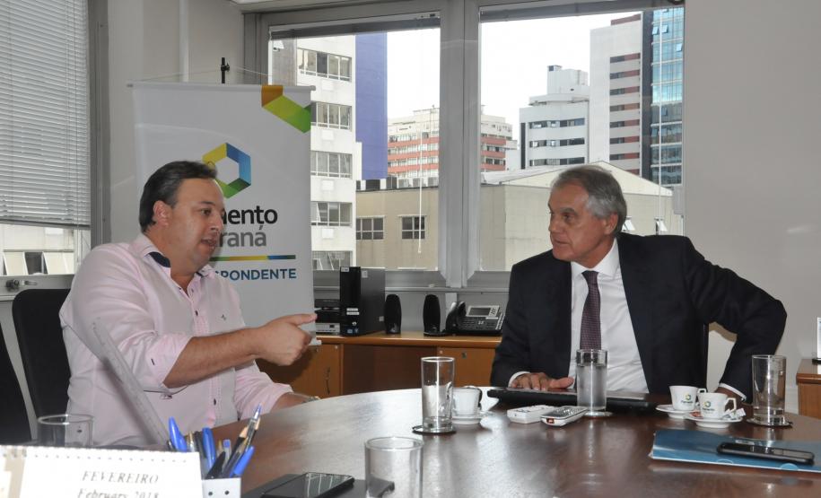 O prefeito de Campina Grande do Sul, Bihl Zanetti, foi recebido pelo presidente da Fomento Paraná, Vilson Ribeiro de Andrade, com uma excelente notícia nesta quarta-feira (17/1). O Ministério das Cidades selecionou dois projetos encaminhados pela Fomento Paraná para pavimentação de vias urbanas do município com recursos do programa Avançar Cidades.