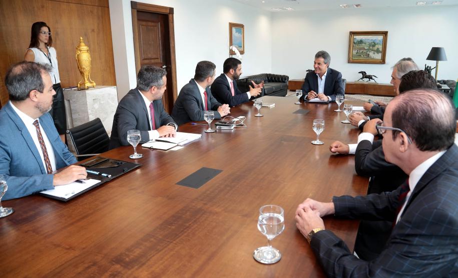 Projeto foi apresentado ao governador Beto Richa pelo executivo do grupo, Márcio Tiago Martins Arruda, nesta terça (23/1). A Yahsat tem sede em Abu Dhabi, nos Emirados Árabes Unidos, e quer instalar em Curitiba sua sede operacional no Brasil.