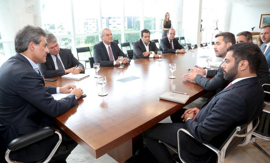 Projeto foi apresentado ao governador Beto Richa pelo executivo do grupo, Márcio Tiago Martins Arruda, nesta terça (23/1). A Yahsat tem sede em Abu Dhabi, nos Emirados Árabes Unidos, e quer instalar em Curitiba sua sede operacional no Brasil.