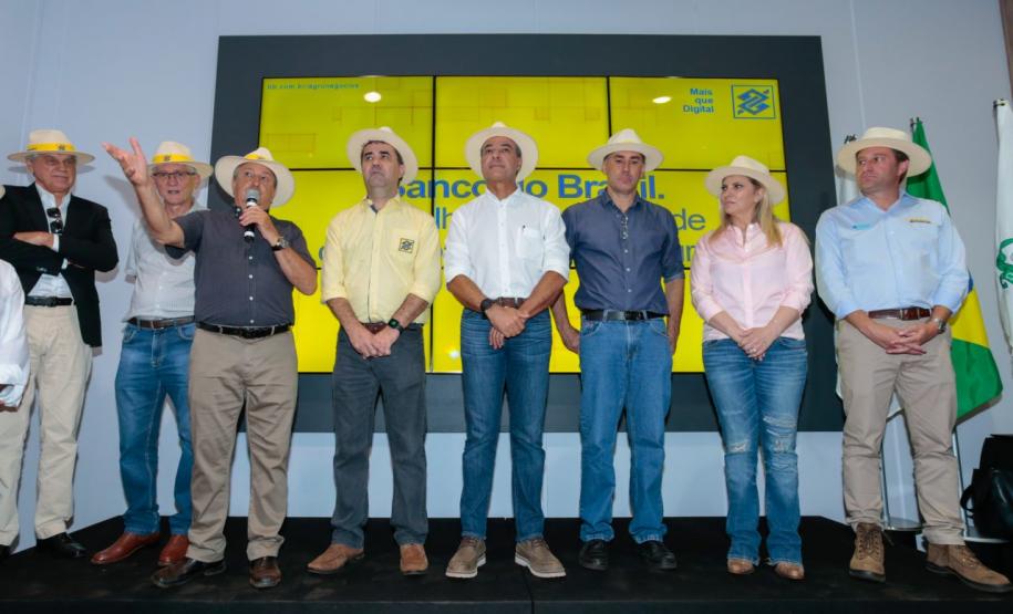 O governador Beto Richa anunciou nesta terça, 6, em visita ao Show Rural Coopavel, em Cascavel, que a subvenção do Seguro Rural da safra agrícola 2018 no estado terá até R$ 12 milhões para atender as 21 principais culturas produzidas no estado.