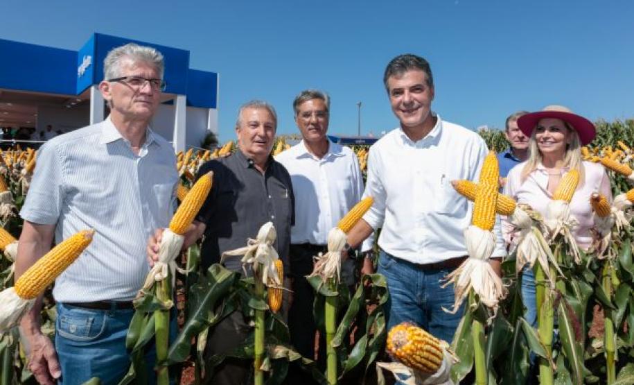 O governador Beto Richa anunciou nesta terça, 6, em visita ao Show Rural Coopavel, em Cascavel, que a subvenção do Seguro Rural da safra agrícola 2018 no estado terá até R$ 12 milhões para atender as 21 principais culturas produzidas no estado.