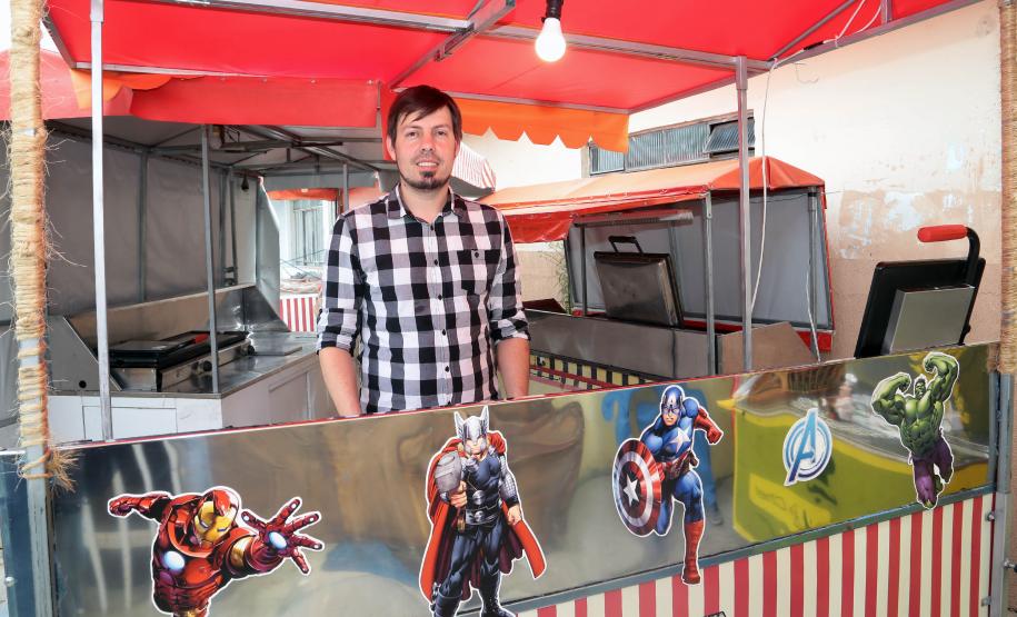 Crédito da Fomento Paraná amplia renda de família empreendedora O empreendedor Alysson Wiinch iniciou um negócio alugando carrinhos de cachorro-quente. Curitiba,16/01/2018