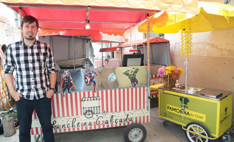 Crédito da Fomento Paraná amplia renda de família empreendedora O empreendedor Alysson Wiinch iniciou um negócio alugando carrinhos de cachorro-quente. Curitiba,16/01/2018