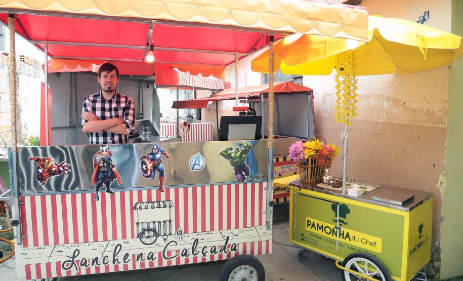 Crédito da Fomento Paraná amplia renda de família empreendedora O empreendedor Alysson Wiinch iniciou um negócio alugando carrinhos de cachorro-quente. Curitiba,16/01/2018