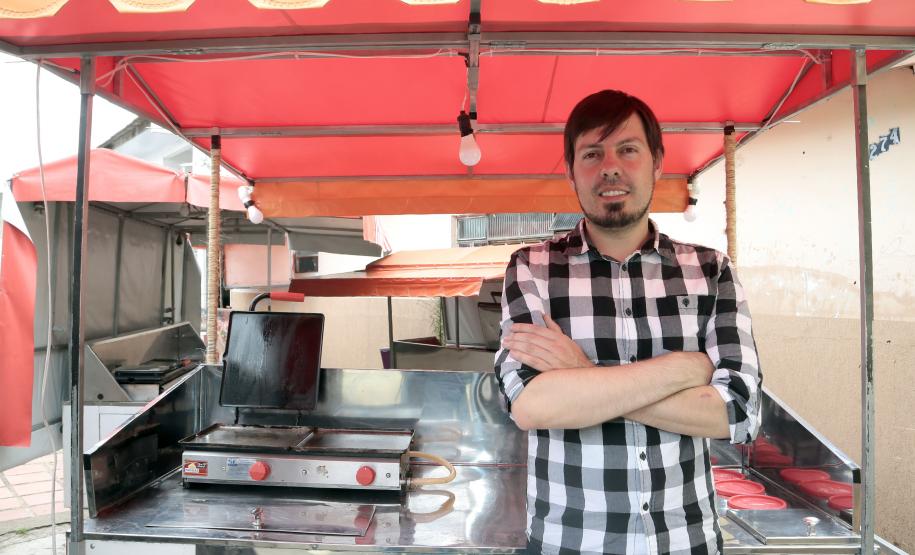 Crédito da Fomento Paraná amplia renda de família empreendedora O empreendedor Alysson Wiinch iniciou um negócio alugando carrinhos de cachorro-quente. Curitiba,16/01/2018