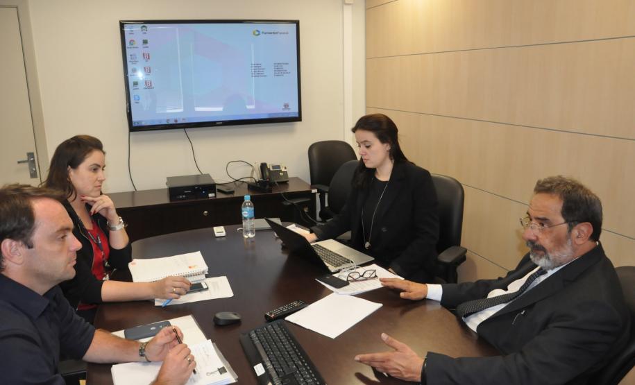 A Fomento Paraná recebe nesta terça (20) e quarta-feira o consultor do Banco Interamericano de Desenvolvimento (BID) Marco Fujihara, que está iniciando um processo de diagnóstico para implantação da política de sustentabilidade socioambiental da instituição.