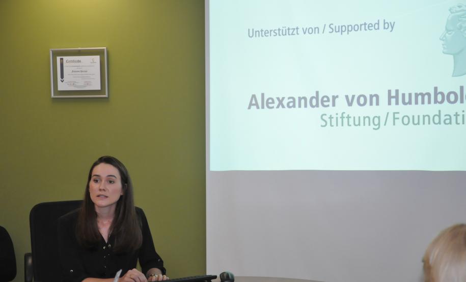 Palestra promovida pela UniFomento com o professor alemão Klaus Rother e Giovanna Zeny, apresentada a diretores, gerentes, assessores e coordenadores da Fomento Paraná.