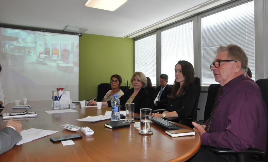 Palestra promovida pela UniFomento com o professor alemão Klaus Rother e Giovanna Zeny, apresentada a diretores, gerentes, assessores e coordenadores da Fomento Paraná.