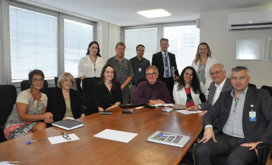 Palestra promovida pela UniFomento com o professor alemão Klaus Rother e Giovanna Zeny, apresentada a diretores, gerentes, assessores e coordenadores da Fomento Paraná.