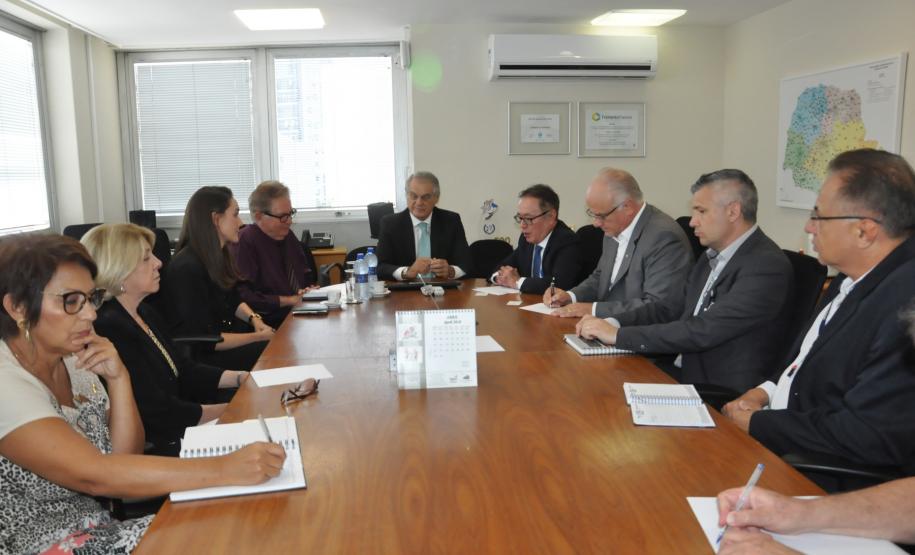 Palestra promovida pela UniFomento com o professor alemão Klaus Rother e Giovanna Zeny, apresentada a diretores, gerentes, assessores e coordenadores da Fomento Paraná.