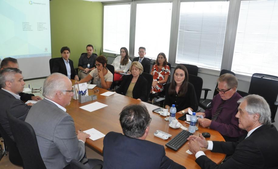 Palestra promovida pela UniFomento com o professor alemão Klaus Rother e Giovanna Zeny, apresentada a diretores, gerentes, assessores e coordenadores da Fomento Paraná.