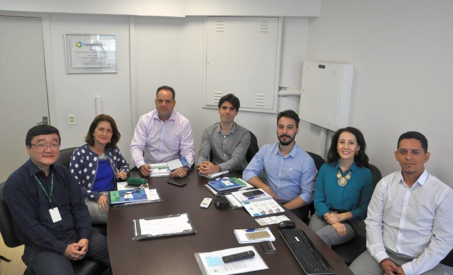 Referência no segmento Fomento apresenta funcionamento do SFM a três Estados A Fomento Paraná recebe nesta terça e quarta-feira (27 e 28) equipes de representantes da Desenvolve Alagoas, da AgeRio e da agência gaúcha do BRDE para apresentar o funcionamento do Sistema de Financiamento aos Municípios (SFM), com ênfase nos métodos e técnicas de análise de Pedidos de Verificação de Limites (PVLs).