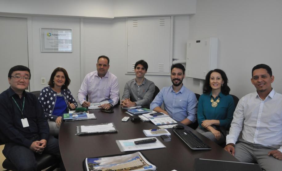 Referência no segmento Fomento apresenta funcionamento do SFM a três Estados A Fomento Paraná recebe nesta terça e quarta-feira (27 e 28) equipes de representantes da Desenvolve Alagoas, da AgeRio e da agência gaúcha do BRDE para apresentar o funcionamento do Sistema de Financiamento aos Municípios (SFM), com ênfase nos métodos e técnicas de análise de Pedidos de Verificação de Limites (PVLs).