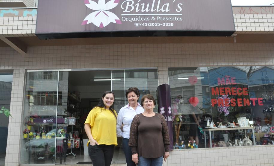 A agente de crédito de Toledo, Thais paladini, com a empreendedora Marilde Nesello, que transformou um orquidário em uma loja para comercializar flores e presentes e usa o microcrédito da Fomento Paraná como capital de giro.