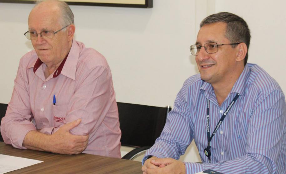 Pequena indústria estabelecida no município foi incluída em livro lançado pela instituição do Governo do Estado em parceria com o Sebrae/PR. Na imagem, agentes de crédito Itacir Rovaris e o analista de desenvolvimento da Fomento Paraná Moacir Cardoso.