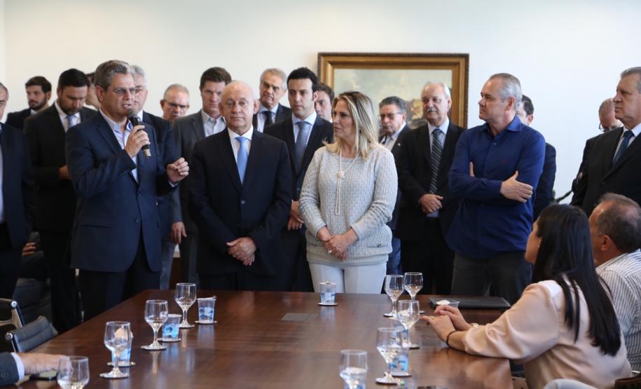 O pacote de equipamentos que será licitado foi anunciado pela governadora Cida Borghetti e pelo secretário de Desenvolvimento Urbano, Silvio Barros,. São motoniveladoras, rolos compactadores, caminhões, automóveis e veículos utilitários.