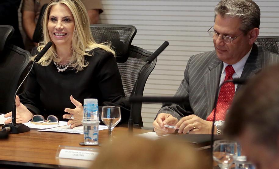 O pacote de equipamentos que será licitado foi anunciado pela governadora Cida Borghetti e pelo secretário de Desenvolvimento Urbano, Silvio Barros,. São motoniveladoras, rolos compactadores, caminhões, automóveis e veículos utilitários.