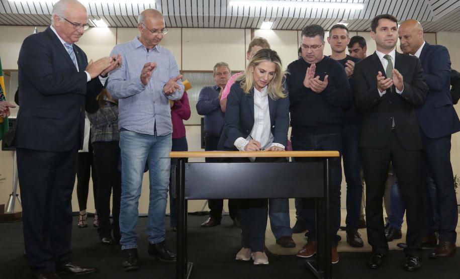 Araucária vai asfaltar ruas e construir centros de educação infantil O município de Araucária investirá R$ 30,9 milhões em melhorias urbanas e compra de equipamentos para a prefeitura. Os recursos foram autorizados pela governadora Cida Borghetti, nesta terça-feira (8), em evento na cidade.