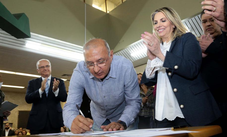 Araucária vai asfaltar ruas e construir centros de educação infantil O município de Araucária investirá R$ 30,9 milhões em melhorias urbanas e compra de equipamentos para a prefeitura. Os recursos foram autorizados pela governadora Cida Borghetti, nesta terça-feira (8), em evento na cidade.