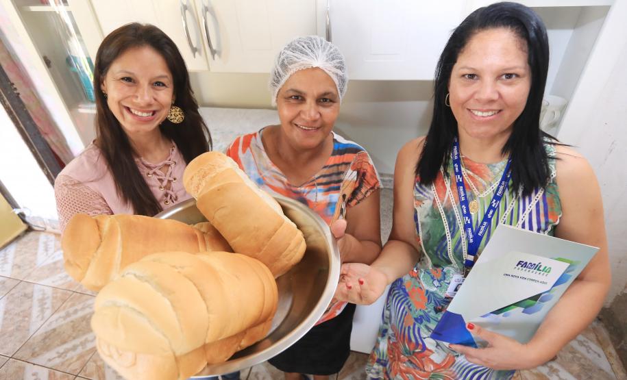 A agente de crédito da Fomento Paraná Eliane Schuback  e a assistente social e coordenadora do Família Paranaense no município de Guaíra, Roselene Evangelista de Assis, com Cleide Pereira Dias, que obteve apoio para financiar a compra de equipamentos para incrementar a renda com a produção de pães caseiros em Guaíra.