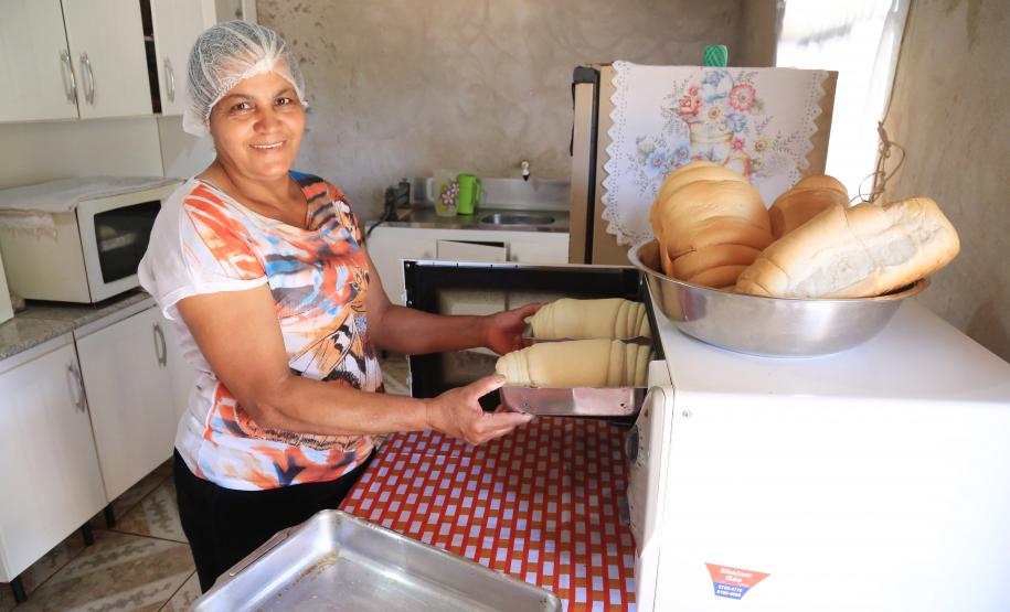 Cleide Pereira Dias, moradora de Guaíra, conseguiu um financiamento para adquirir um forno elétrico, uma sovadeira, um cilindro elétrico e ingredientes necessários para a produção de pães caseiros, que ela faz para vender.