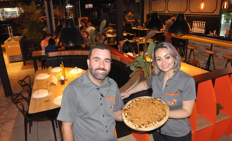 Os empreendedores Elton e Gleide Antunes buscaram dois financiamentos da Fomento Paraná. Passaram de três para 40 funcionários. Hoje vendem mais de 5 mil pizzas por mês.