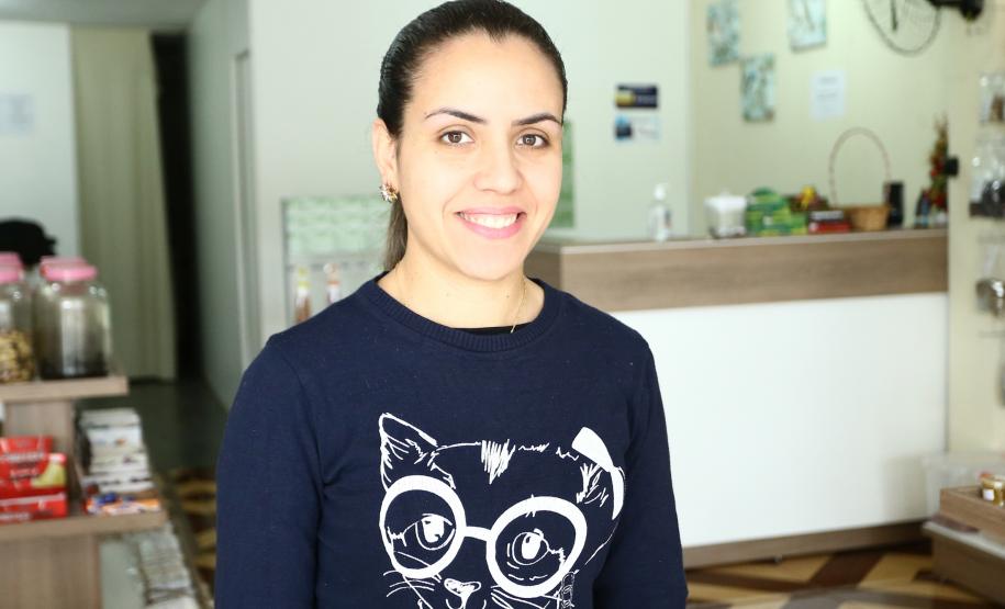 Empreendedores de Cascavel captaram  R$ 472 mil em microcrédito em um ano Eliziane Martinhaki, que vendia produtos naturais de porta em porta e há cinco meses abriu uma loja de produtos naturais com recursos de um financiamento de microcrédito.
