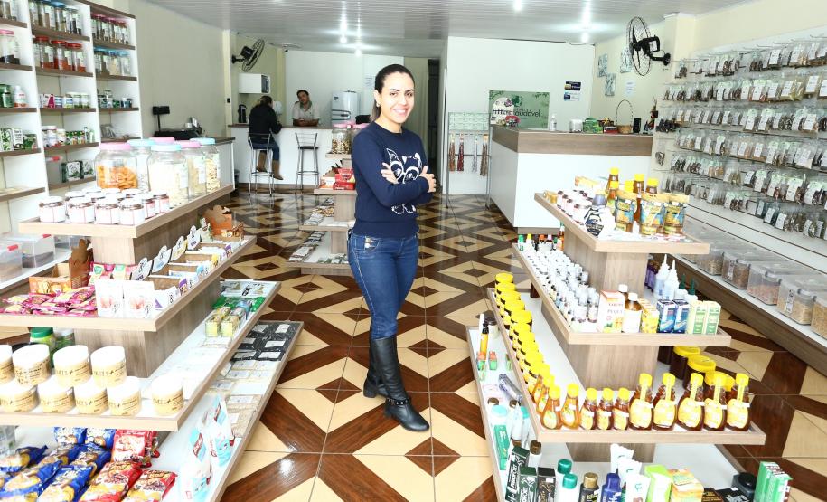 Empreendedores de Cascavel captaram  R$ 472 mil em microcrédito em um ano Eliziane Martinhaki, que vendia produtos naturais de porta em porta e há cinco meses abriu uma loja de produtos naturais com recursos de um financiamento de microcrédito.