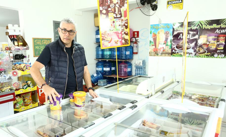 Empreendedores de Cascavel captaram  R$ 472 mil em microcrédito em um ano Silvio Gallego  pegou um financiamento de microcrédito para abrir uma sorveteria, depois para aumentar as instalações e está no terceiro crédito, para uma nova expansão da empresa, e já contratou um empregado..