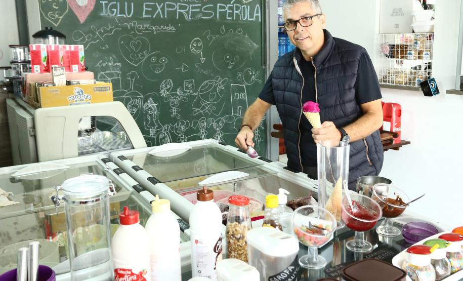 Empreendedores de Cascavel captaram  R$ 472 mil em microcrédito em um ano Silvio Gallego  pegou um financiamento de microcrédito para abrir uma sorveteria, depois para aumentar as instalações e está no terceiro crédito, para uma nova expansão da empresa, e já contratou um empregado..