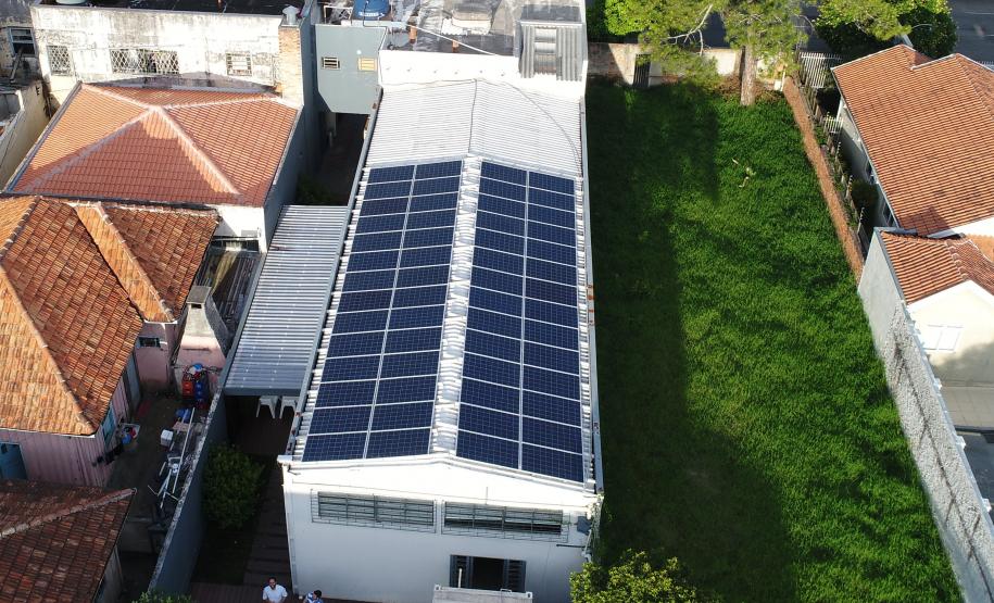 Painéis instalados na sede da Petinelli Engenharia, financiados pela Fomento Paraná.