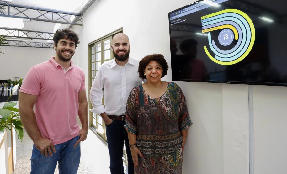 Rafael Sabetzki, engenheiro eletricista, Guido Petinelli e Sandra Pinheiro, arquitetos e diretores da empresa Petinelli Engenharia. A empresa projeta construções de forma integrada, para reduzir o consumo de energia e o impacto ambiental em edificações.
Foto: Arnaldo Alves / ANPr.