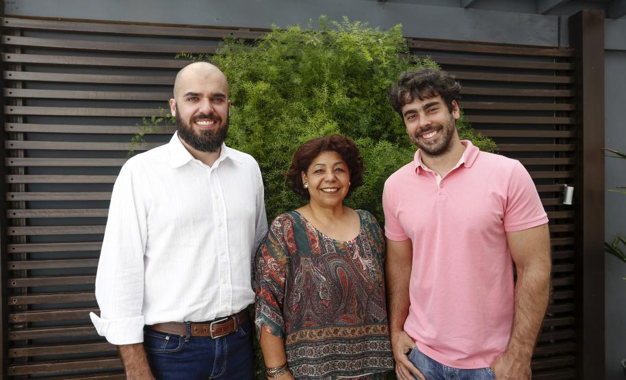Guido Petinelli e Sandra Pinheiro, arquitetos e diretores da empresa Petinelli Engenharia e Rafael Sabetzki, engenheiro eletricista. A empresa projeta construções de forma integrada, para reduzir o consumo de energia e o impacto ambiental em edificações.
Foto: Arnaldo Alves / ANPr.