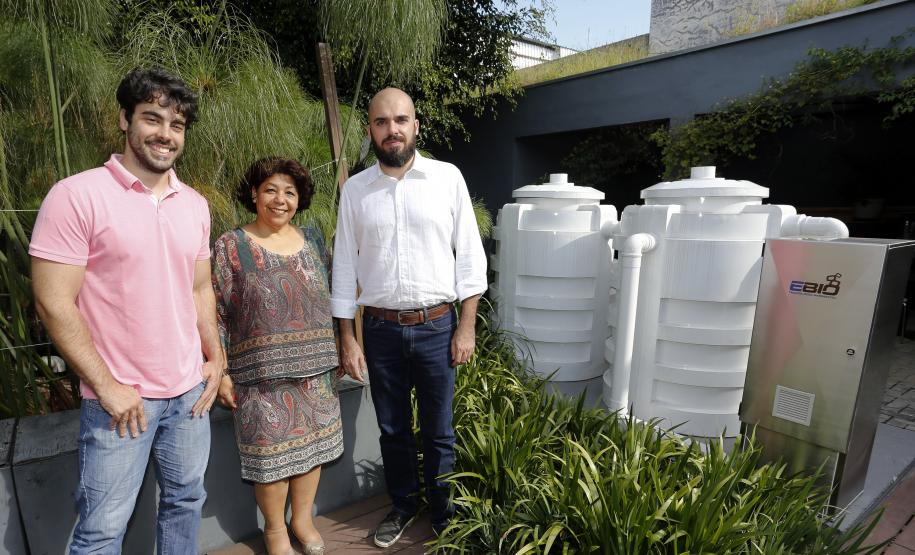 Rafael Sabetzki, engenheiro eletricista, Guido Petinelli e Sandra Pinheiro, arquitetos e diretores da empresa Petinelli Engenharia. A empresa projeta construções de forma integrada, para reduzir o consumo de energia e o impacto ambiental em edificações.
Foto: Arnaldo Alves / ANPr.