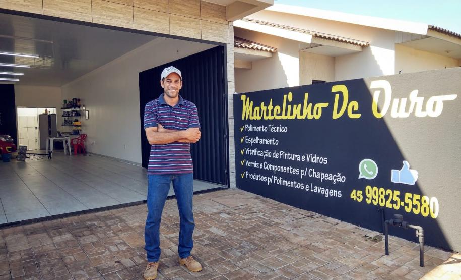 Agência do Trabalhador de Cafelândia comemora meio milhão em microcrédito O técnico em polimento automotivo Anderson Santos Oliveira, dono de uma oficina de ‘martelinho de ouro’ em Cafelândia é um dos beneficiados pelo microcrédito da Fomento Paraná.