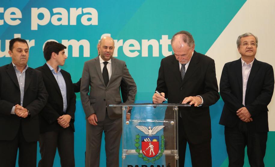 A partir deste mês, trabalhadores parananenses que querem abrir um negócio podem procurar qualquer umas das 216 agências do trabalhador do Paraná para ter acesso ao Microcrédito Fácil, disponibilizado pelo Governo do Estado por meio da Fomento Paraná