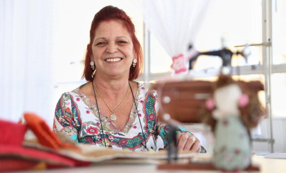 Empreendedora Soraia de Fátima Silva, com ajuda da Fomento Paraná montou um ateliê de corte e costura. Foto: José Fernando Ogura/ANPr