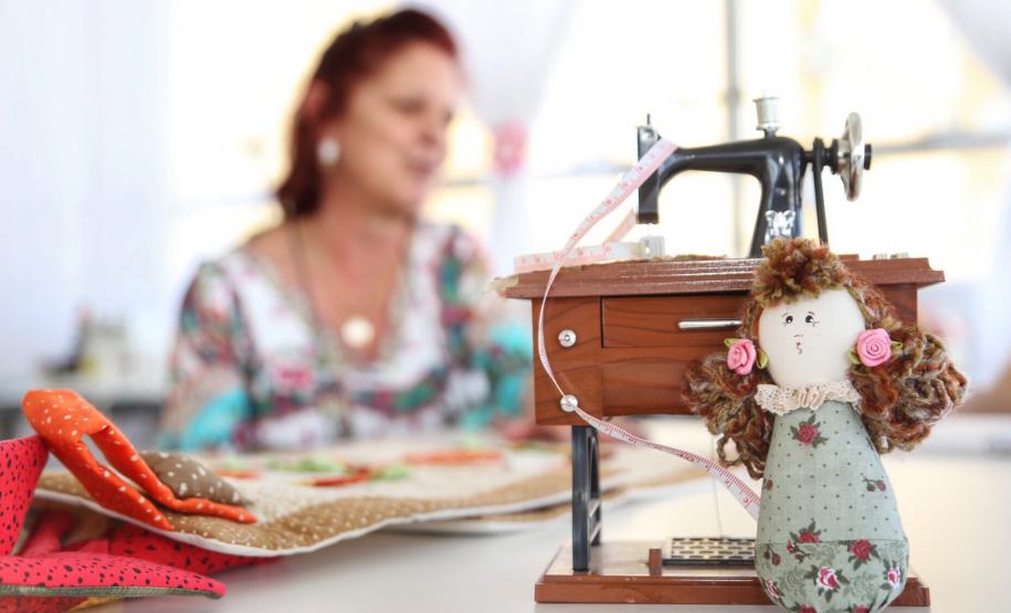 Empreendedora Soraia de Fátima Silva, com ajuda da Fomento Paraná montou um ateliê de corte e costura. Foto: José Fernando Ogura/ANPr