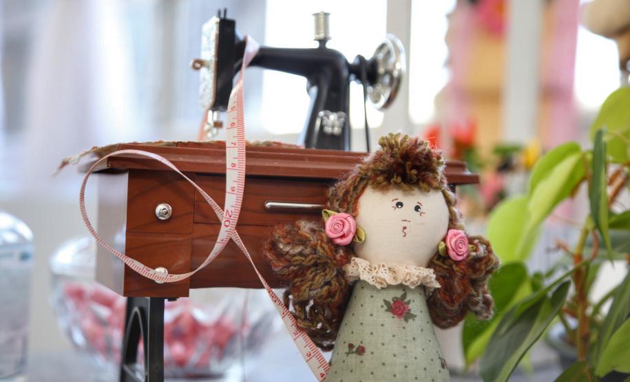 Empreendedora Soraia de Fátima Silva, com ajuda da Fomento Paraná montou um ateliê de corte e costura. Foto: José Fernando Ogura/ANPr