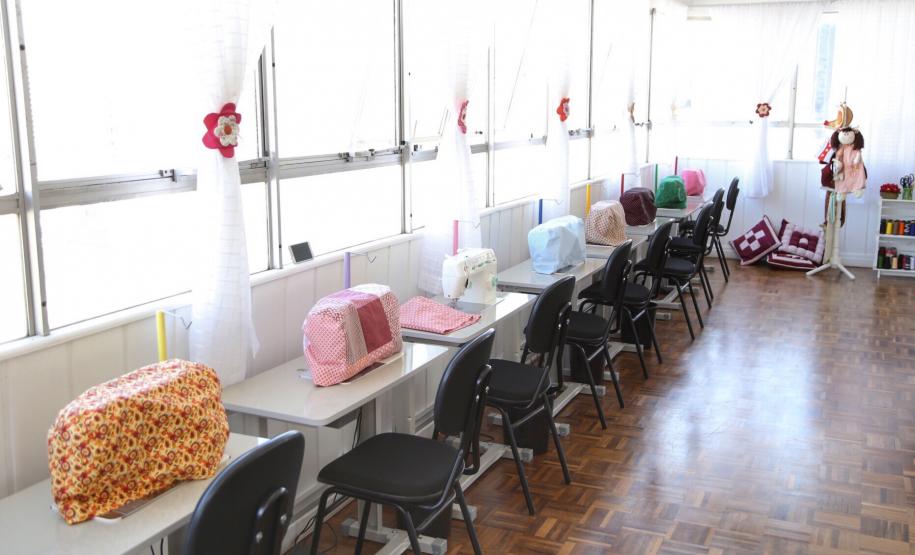 Empreendedora Soraia de Fátima Silva, com ajuda da Fomento Paraná montou um ateliê de corte e costura. Foto: José Fernando Ogura/ANPr