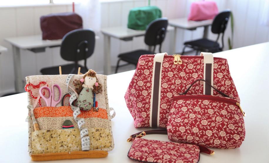 Empreendedora Soraia de Fátima Silva, com ajuda da Fomento Paraná montou um ateliê de corte e costura. Foto: José Fernando Ogura/ANPr